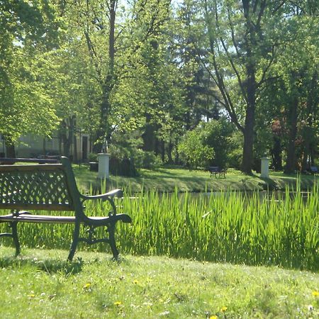 Palac Nieznanice Zabytek Goscinny Ze Spa Luaran gambar