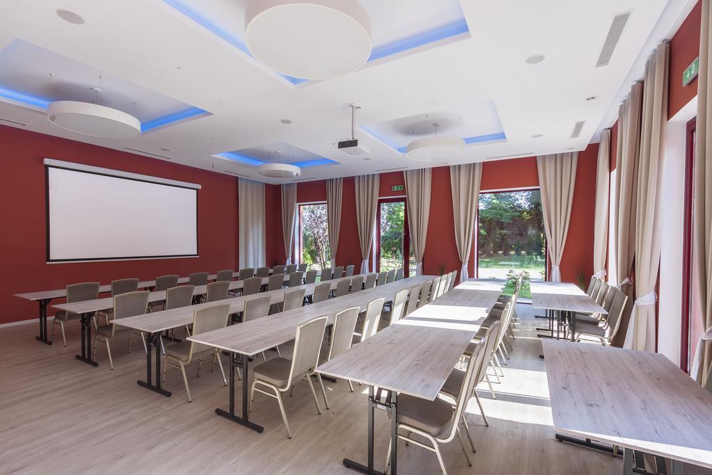 Palac Nieznanice Zabytek Goscinny Ze Spa Luaran gambar
