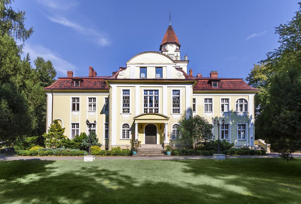 Palac Nieznanice Zabytek Goscinny Ze Spa Luaran gambar